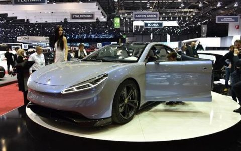 流动的科技诗篇：电动汽车里的光影与生活