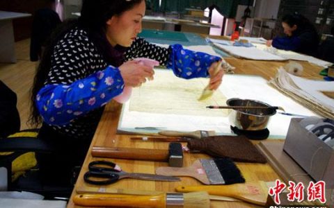 指尖上的千年文脉：古籍修复的坚守与传承