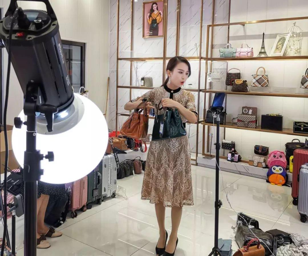 直播间里的 “剁手” 江湖：主播喊 “321” 时，我的钱包在偷偷发抖
