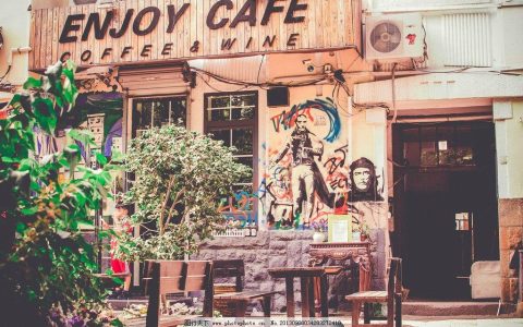 巷口咖啡馆里的社交切片：那些藏在对话间隙的温度