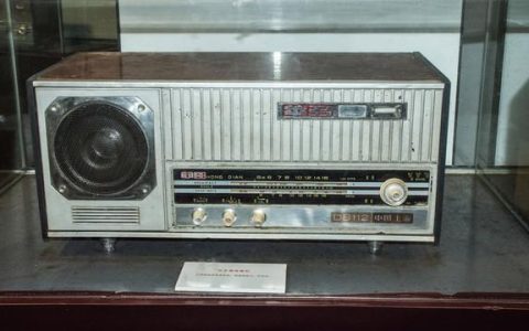 老收音机里的新时光