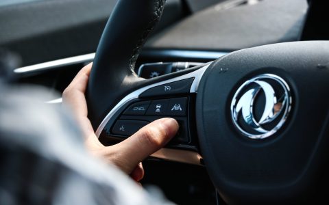 方向盘旁的 “智慧助手”：辅助驾驶如何改变日常出行