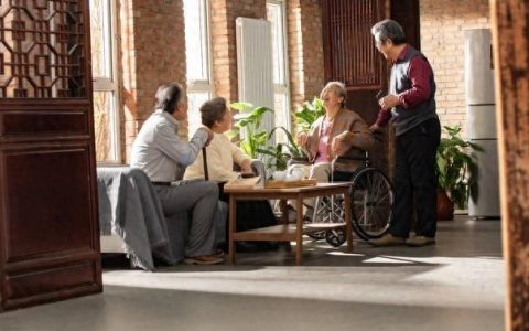 暖阳拂鬓角：让养老康复为岁月注入生机