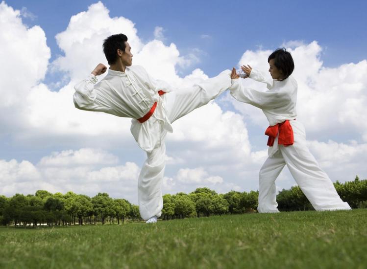 章泽天，从荧屏新星到策展领域的璀璨转型-章泽天当策展人了